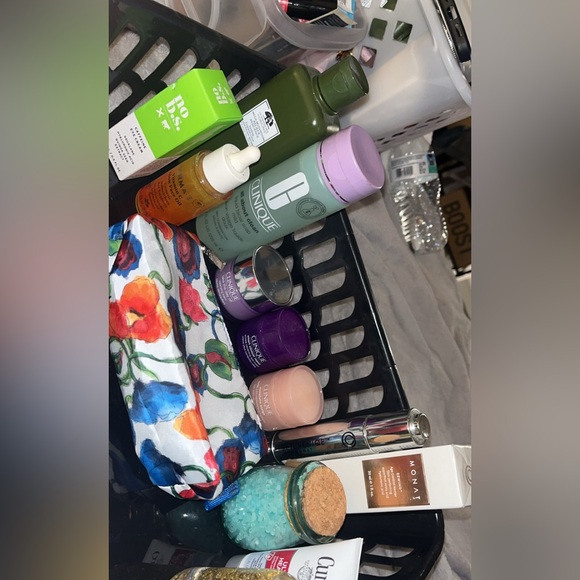 Clinique, Monat & beauty product bundle - Picture 2 of 15